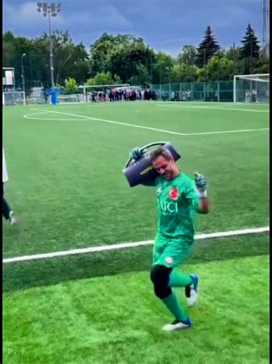 erkan kolçak kõstandil إركان كولتشاك كوستنديل (Erkan Kolçak Köstendil) هو ممثل ومخرج ومؤلف تركي بارز، اشتهر بأدائه القوي والمتنوع في الدراما التركية والسينما. معلومات شخصية * الميلاد: ولد في 16 يناير 1983 في مدينة بورصة بتركيا. * الأصل: تعود أصول عائلته إلى مدينة كوستنديل في بلغاريا، ومنها استمد لقبه. * التعليم: تخرج من قسم المسرح في المعهد العالي للفنون بجامعة معمار سنان. * الحالة الاجتماعية: متزوج من الممثلة جانسو توسون (Cansu Tosun) منذ عام 2018، ولديهما ابن يدعى