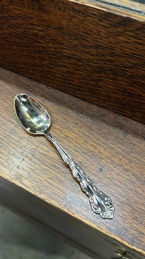 Today, our star is no ordinary utensil. This is a Five O'Clock Teaspoon. Typically made from sterling, you will also find them in silverplate* and stainless, in both standard sizes as well as a youth size. So, what do you think - would you add this captivating beauty to your collection? See the selection at Replacements.com #favoritespoon #teaspoon #historyfacts #sterlingflatware #stainlessflatware #silverplated #treasurefind #teatime #timeforteatok *Piece seen is pattern Modern Baroque by Oneid
