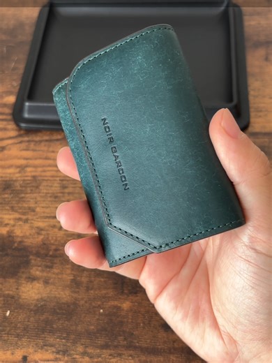 仕立てが丁寧…バイカラーのおしゃれな三つ折り財布 ブランド:NOIR GARCON（ノアール ギャルソン） 商品名:Mirie(ミリエ) 価格 25,300円（税込) 収納 推奨：紙幣10枚/小銭10枚/カード6枚 サイズ 横10.2cm /縦8.0cm / 厚み2.2cm #コンパクト財布 #革財布 #財布 #wallet #japanwallet