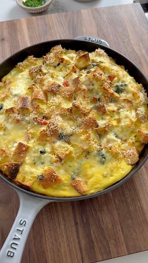 ONE PAN HIGH PROTEIN BREAKFAST STRATA, truly an incredible breakfast that is so easy to make! Most strata recipes are loaded with butter and heavy cream and while I love indulgent recipes from time to time, I don’t love them in the morning bc then I don’t feel great all day. This recipe is the best of both worlds—healthier and higher in protein, while still giving the vibes of comfort food. If you aren’t familiar with a strata, it’s kind of like a big frittata but has toasted bread inside for lo