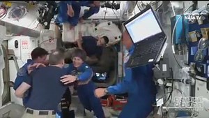 L'ACCOGLIENZA ALLA CRISTOFORETTI Eccola Samantha Cristoforetti mentre abbraccia i suoi colleghi sulla Stazione Spaziale Internazionale dopo aver solcato la "porta" di quella che per lei è la sua casa spaziale. Un bellissimo abbraccio fra americani, russi, tedeschi e italiani che ci racconta della bellezza e dell'importanza di questo lavoro. Da lassù le distanze si annullano. Se la scienza e l'astronomia ti appassionano seguici anche Nuovi Mondi - Astronomia e Scienza | Nuovi Mondi - Astronomia e