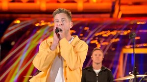 American band OneRepublic performed on the stage of a sub-venue of the 2025 Spring Festival Gala in Wuhan, Hubei Province, on Tuesday. Held by China Media Group, the gala is one of China's most influential annual events, drawing hundreds of millions of viewers each year. OneRepublic sang their chart-topping hit "Counting Stars" at the event. The song has captivated audiences worldwide with its infectious melody and heartfelt lyrics. Formed in 2002, OneRepublic has blended pop-rock, electronic, a