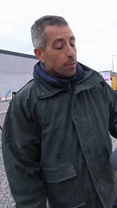 Petite astuce toute bête et super simple pour couper un tuyau pvc droit ! Il y en a d’autres biensur 😉 Et toi dis-moi comment tu fais ?? #ericlecarreleur #johsurlecaro #decoupe #chantier #renovation #btp | Eric Le Carreleur