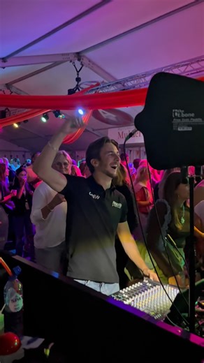 Ik wil 2026 graag beginnen met iemand bedanken 😊 Afgelopen jaar was intens en soms chaos, maar jij was er altijd bij.🔥 Bij elk optreden en met alles achter de schermen. Dankjewel, grote broer. Op naar een geweldig 2026, samen verder bouwen🚀 @markveurink | Fons Veurink