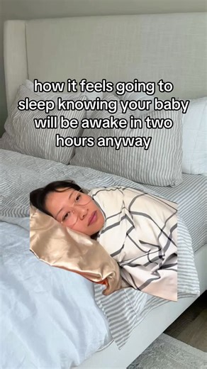 Emma | Baby Sleep Coach on Instagram: "We all know that feeling 🥲 Frequent night wakes are super common, but they’re not random. They’re usually caused by things like: • overtiredness (this one surprises a lot of parents) • too much or poorly timed daytime sleep • strong sleep associations (feeding/rocking to sleep) • or a schedule that just doesn’t match your baby’s age ❌ No, your baby isn’t broken. ❌ And you’re not creating “bad habits.” Night wakes are your baby’s way of saying something nee