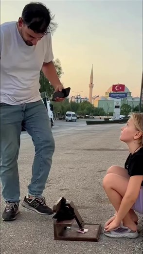 Innovative Kitchen Robot Delivers Food with Ease