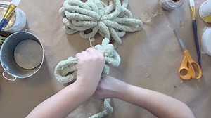 Creating an easy chunky yarn Christmas tree. | Burlap Kitchen