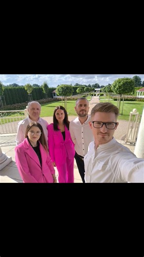 Z całego serca dziękujemy Bogusi za te cudowne 4 lata! To był niesamowity czas pełen wspólnych występów i pozytywnej energii. Cieszymy się, że zostajesz częścią naszej alternatywnej rodziny! To nie jest nasze ostatnie słowo i jeszcze nie raz się zobaczymy na scenie ❤️ Jednocześnie witamy na pokładzie Klaudię! 🎉 Równie zdolna, przesympatyczna i pełna pasji — Klaudia idealnie wpasowała się w nasz zespół. Już niebawem zobaczycie pierwsze efekty naszej wspólnej pracy i nowych nagrań! Bądźcie czujni