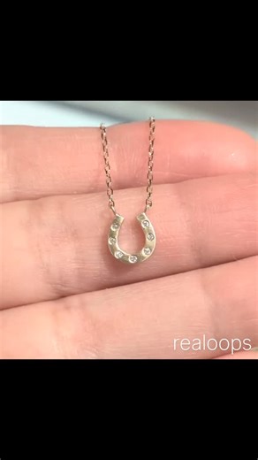 realoops on Instagram: "昨日をもちまして、西宮阪急への出店が無事終了いたしました。 今年最初のイベント出店でしたが、新作めがけてお越しいただいたり、シリーズで揃えていただいたりと、お気に入りのジュエリーをお迎えいただきとても嬉しいです✨️ おかげさまで充実した良いスタートを切ることができました😊 お越しいただきました皆様、ほんとうにありがとうございました🙇 引き続き、本日1/21(水)から27(火)まで、川西阪急スクエア2階にてイベント出店いたします🚩 新作の7石のメレダイヤをあしらったラッキーモチーフでもある馬蹄モチーフのネックレス🐎 「幸運を呼び込み逃さない」という意味があると言われていることもあり、開いた部分を上に向けたデザインに✨ ダイヤモンドが繊細に輝き、重ね付けもしやすいサイズ感でお守りのように身に着けていただけます♪ #realoops#リアループス#動物モチーフジュエリー#植物モチーフジュエリー#ダイヤモンドジュエリー#馬蹄モチーフ"