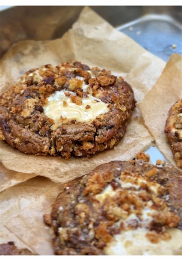 Miso Buttered Toast Cookies 🍞🧈🍪 RECIPE BELOW & full version on my Substack - link in bio. — Yes, toast 🍞 in a cookie. Toast, arguably the greatest invention since (& because of) sliced bread? Sourdough toast to be precise. Buttered sourdough toast. And miso, can’t forget the miso. Oh and the flakey salt, let’s add that too, just because we can. RECIPE: Ingredients ✨ 🍞 Toast flakes: • 3 slices sourdough (toasted buttered) • 1 tbsp salted butter 🍪 Cookie dough: • 50g cold unsalted butter 80g