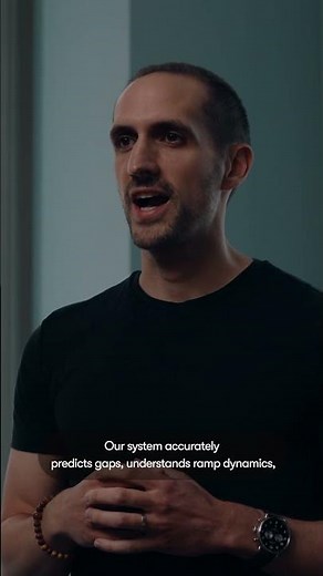 Waymo moves with the flow of traffic 🛣️🚦