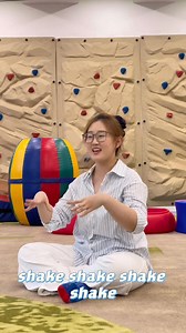 ????Shake shake手指操???? 寶子們！今天帶娃解鎖超魔性的《Shake Shake手指操》～跟著節奏：shake up（舉小手）、shake down（壓小手）、turn around（轉圈圈）！ ? 關注Sherry，每天1首小歌謠，輕松啟蒙不費媽！#英語啟蒙 #sherry老師 #手指操作用大 #早教#青年創作者成長計劃 | 熙熙