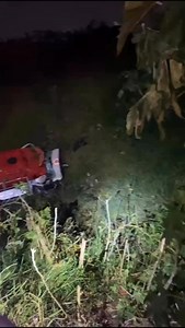 O veículo estava estacionado em frente à UPA do bairro Rio Branco. Era uma ambulância de suporte avançado. Uma das mais novas da frota da cidade. Naquele momento, ela seria utilizada para transportar uma criança doente da UPA até o Hospital Universitário. Antes disso acontecer, um homem furtou o veículo. A Brigada Militar iniciou a perseguição. Durante a fuga, ele perdeu o controle da direção. A ambulância capotou e caiu em um valão na Rua Chico Mendes, no bairro Niterói. O suspeito ficou preso 