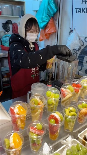 It's a fresh mixed fruit juice | 신선한 혼합 과일주스입니다 | 新鮮なミックスフルーツジュースです