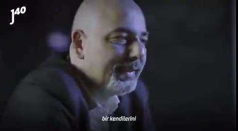 140Journos'un Narin Güran cinayeti ile ilgili belgeselini izledim. Gerçekten çok güzel olmuş. Kendisini pek sevmesem de @ismailsaymaz bu olayda ilkesel duruş gösterenlerden biriydi. Bu belgeselde de duruşunu devam ettirmiş.Benim anlamadığım konu ise o günlerde en çok dezenformasyon yapan isimlerden biri olan Rojda Altıntaş'a sanki çok doğru işler yapmış gibi yer verilmesi.Belgeselde medyanın olayla ilgili yapıp ettikleri eleştiriliyor ama o medyanın kaynaklarından biri Rojda'ydı. Rojda ve benzer