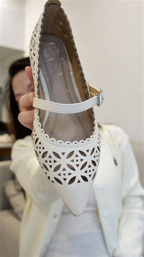 Từng đường khắc laser tỉ mỉ trên nền da mềm là cách 𝐋𝐢𝐧 𝐂𝐨𝐥𝐥𝐞𝐜𝐭𝐢𝐨𝐧 kể câu chuyện về vẻ đẹp tinh tế ❤ ĐEN | KEM ĐẾ BỆT __________ ▪️ LIN COLLECTION - Wear now Beautiful now ▪️ Địa chỉ & Hotline: 🏡 62 Nguyễn Cửu Vân, phường Gia Định ( quận Bình Thạnh cũ), TP.HCM - Hotline: 0936 711 933 🏡 4/55 Lê Đại Hành, phường Hai Bà Trưng ( quận Hai Bà Trưng cũ), Hà Nội - Hotline: 076 908 0092 ▪️ Fanpage: Lin Collection #lincollection #LinCollection | Lin Collection