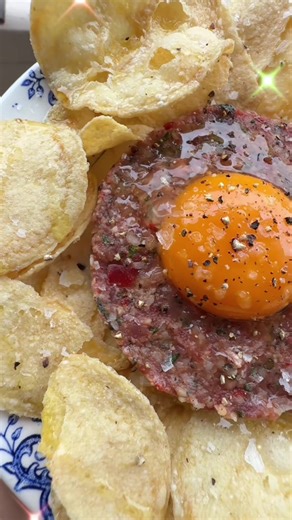 A SaltyGhee original recipe: Lebanese beef tartare 🇱🇧 🐄 It’s a fusion of Beef Tartare Kibbeh Nayeh, a traditional Lebanese dish I grew up on. “Nayeh” in Arabic means “raw”, so this is basically “Raw Kibbeh”. Make sure to eat Kibbeh Nayeh fresh and on the days following, fry the mixture or pop it in the oven to make “Kibbeh” ! Recipe: 500g FRESH extra lean beef mince *the fat from regular beef mince will disrupt the flavour of the spices, I learned that the hard ( expensive) way 300g FINE bulg