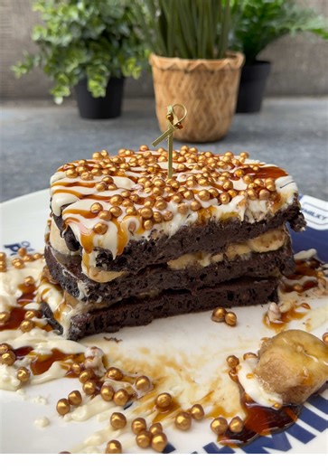 🍽️ Chocolate pancakes | premium white chocolate | banana | caramel topping 📍 Barndesteeg 13, 1012BV Amsterdam #crepes #pancakes #amsterdam #breakfast #lunch