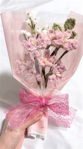 -fleur- 4月納品に向けて、春満開の花束を制作中です💐 4月よりとあるお店に並ぶ-fleur-の作品たちをちらっと🌸 OnlineShopへの在庫追加も目標にたくさん編みます✨ Instagram → @fleur_amimono -fleur-OnlineShop🌸 https://fleuramimono.base.shop/ #編み物#花束#春#かぎ針編み#桜