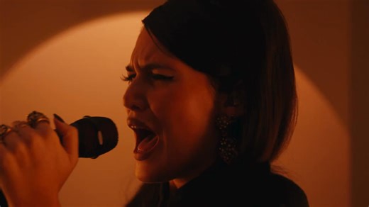 We're kicking off #DSCVR Artists To Watch 2026 with the very soulful, SIENNA SPIRO. London's rising star moves us all with an emotionally-charged "Die On This Hill" performance that you won't want to miss. | Vevo