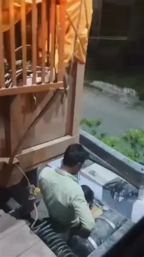 @chipmunk.girl.lilly on Instagram: "日本利用压电瓷砖将脚步转化为电能。这些瓷砖捕捉来自你脚步的动能。当你行走时，你的重量和动作会对瓷砖产生压力。瓷砖会轻微弯曲，从而产生机械应力。瓷砖内部的压电材料将这种应力转化为电能。每一步都会产生少量电荷，而数百万步结合在一起就能产生足够的电力来驱动 LED 灯、数字显示屏和传感器。在像涩谷车站这样繁忙的地方，每天大约有 240 万个脚步为这一系统作出贡献。这些电能可以被储存或立即使用，从而减少对传统电力来源的依赖，并支持可持续的城市基础设施。这种方法将日常运动转化为实用的可再生能源 #日本 #知识 #事实 你知道吗 推荐 科技 创新 历史 技术 实验 热门"