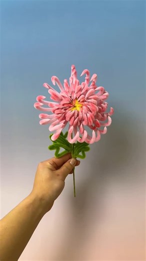 Delia🌷 on Instagram: "Pink Chrysanthemum Tutorial 🩷Oh boi this one took some effort 😅#pipecleanerart #fuzzywire #craft #giftideas #chrysanthemum #madewithlove"