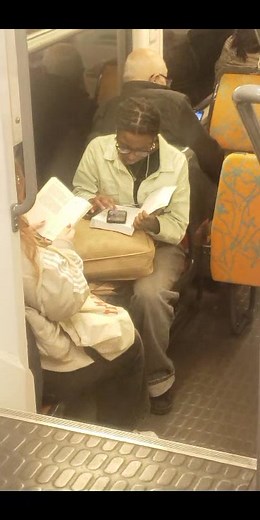 au métro elle révise ce cours | Pere Fils