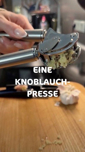 Wir haben den Test gemacht und unsere Knoblauchpresse gegen eine günstigere Variante getestet - das Ergebnis? Überzeuge dich selbst! 🧄💪 Unsere Knoblauchpresse mit spezieller Hebeltechnik ermöglicht ein müheloses Pressen, selbst von ungeschälten Knoblauchzehen. Das Sieb sorgt für ein optimales Pressergebnis, während das ausklappbare Sieb die Reinigung zum Kinderspiel macht. Ein echter Küchenheld! 🌟 #knoblauch #produkttest #tester #küche #kücheninspo #fy #fyp #rösle #roesle | RÖSLE