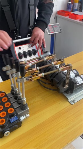 Crane wireless remote controller manufacturer, supports customization, and sincerely invites agents from all over the world.#crane #cranetruck #cranes #craneoperator #cranelove #cranework #cranelife #cranesafety #craneindia #driver #reels #viralreels #tata #hitachi #ashokleyland #volvo #volvotrucks #icb #Fassi #Palfinger #HMF #Effer #PM #UNIC #transport #hydraulic #vinc #kren #remotecontrolcraneoperator