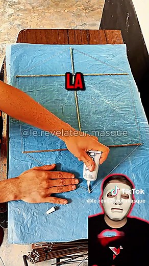 Fabriquer un cerf-volant avec un sac bleu