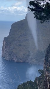 Wassersturm an der Küste Sa Calobra, Mallorca. 🎥 Niklas B. ➡ via Uploader: https://upload.wetteronline.de/ #mallorca #wassersturm #wasserhose | WetterOnline