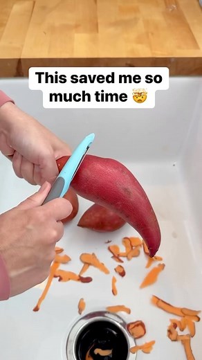 Liz Richards | Daily Original Vids on Instagram: "Peel back and forth not just in one direction #sweetpotato #kitchentips #cooking #peeling"