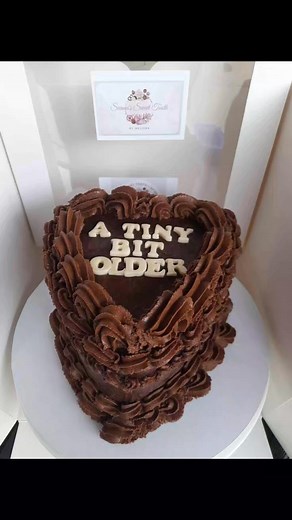 A stunning loveheart vintage style creation by Sienna's Sweet Tooth! This chocolatey goodness is a vanilla bean sponge cake with chocolate buttercream. Sweet moments, freshly baked with love 🍫 🤎 Sienna's Sweet Tooth #siennassweettooth | Sienna's Sweet Tooth