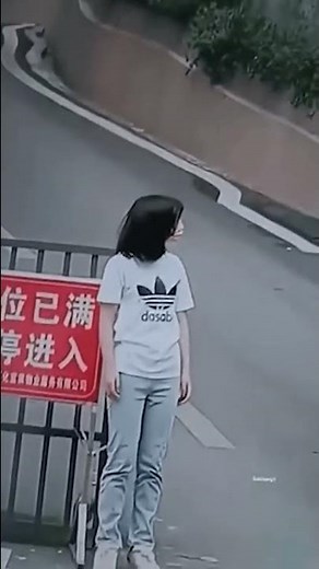 가만히 서있다가 옷이 벗겨진 여성