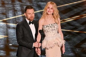 “Moulin Rouge”'s Nicole Kidman and Ewan McGregor break into song at 2026 Oscars ahead of film's 25th anniversary - AOL