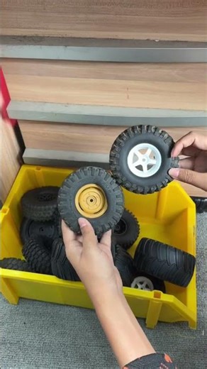 OCD WARNING! ⚠️ Upgrading ONLY HALF of my FMS FCX10 Land Rover Defender... Why?! 👀😵‍💫