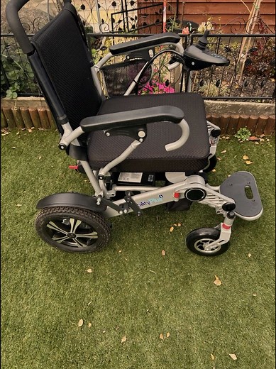 The MobilityPlus Lightweight Folding Electric Wheelchair is a sleek, compact, and reliable mobility aid designed for both indoor and outdoor use. Made from durable aluminium, it combines strength, comfort, and easy portability, ideal for seniors or adults seeking independence and mobility. 🦼 Condition: Used for 12 months – still in excellent working and visual condition ⚙️ Specifications: Material: Aluminium Weight: 30 kg Top Speed: 4 mph Range: Up to 15 miles per charge Colour: Silver Power So