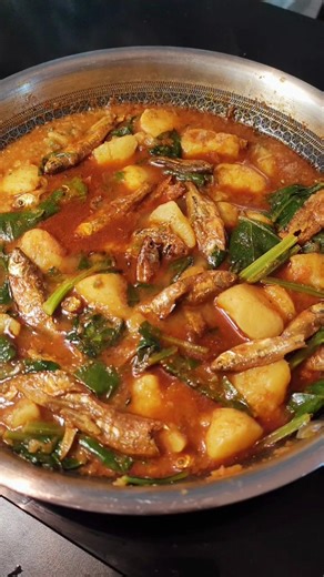 small dried fish with potato and palak recipe 😋🍳#youtubeshorts #food #cooking #recipe