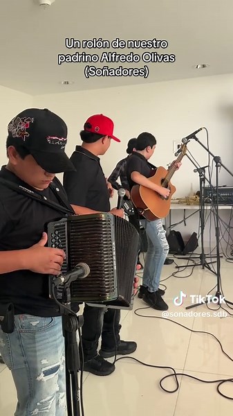 Soñadores: El Precio de la Soledad de Alfredo Olivas