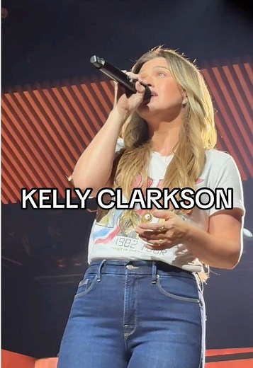 Kelly Clarkson Shines at Las Vegas Residency