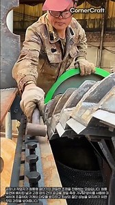 철재 절단기 정밀 조정 작업 현장 #worker #process #cutting #machine #metal