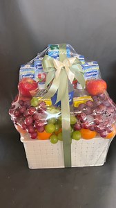 4.5K views · 118 reactions | Share sedikit tips rangkai parcel biar buahnya gak ambruk.. masing2 buahnya 1kg kebayang gak beratnya  #parcel #parcellebaran #parcelbuah | Crafterna | Facebook