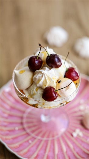 M a r i e B r ü m m on Instagram: "Dis die feesseisoen – vervang jou groot pavlova die jaar met lae van room, vrugte en klein skuimpies of bedien klein skuimpies saam met roomys. Klein skuimpie resep Bestanddele: 4 eiers 2 k strooisuiker 30 ml wit asyn 60 ml kookwater 3 t maizena 2 t bakpoeier Metode: 1. Skei 4 eiers en klits die eierwitte tot droog en styf. 2. Voeg nou die strooisuiker een eetlepel op ’n slag by. As jy als gelyk bygooi haal jy die lig uit die geklitste eierwit uit. 3. Voeg nou 