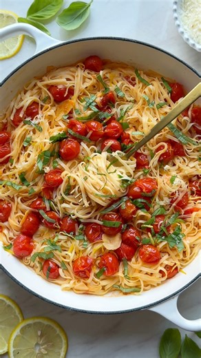 ✨Burst Cherry Tomato, Lemon & Garlic Tagliolini ✨ Tagliolini pasta tossed in a burst cherry tomato sauce with fresh lemon, provolone and basil. I just love the flavor the fresh lemon juice brings to this dish! It really brings out the acidity of the tomatoes and makes it bright and oh so flavorful 🍅🍋 Recipe on my website! #pasta #easyrecipe #SummerRecipes #ThePastaTable | The Pasta Table