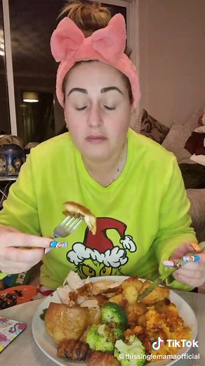 TW: CHEWING SOUNDS #eatwithme #roastdinner #sundayroast #sunday #foodtiktok #mentalhealthmatters #mumsoftiktok #singlemum #viral