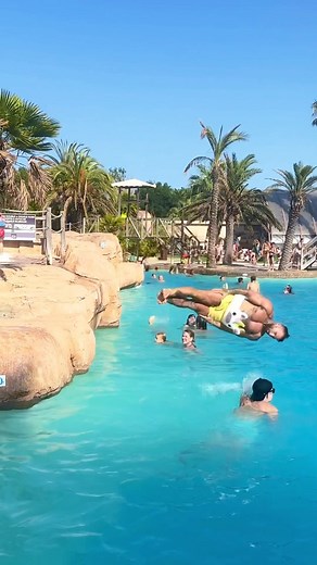 Quand tu sautes malencontreusement dans une bouée licorne 😂🔥 Premier jour de vacances au @campinglasirene ☀️ La semaine peut enfin commencer 😍 #holidays #camping #happy #humor #vacances #bonheur #jump | Remi_ragnar