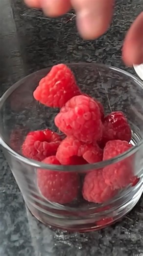 GÂTEAU FRUITS ROUGES MAISON VS SURGELÉ ! 🍓 #shorts #food #cuisine #recette