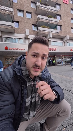 Leon Kapluck on Instagram: "Razzia in meiner Sparkasse! Wie erklärt ihr euch, dass keine Alarme beim Bankraub in Gelsenkirchen ausgelöst wurden? 😱 #bankraub #gelsenkirchen #news #polizei #truecrime"
