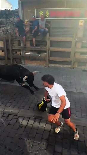 ¡SALIDA BRUTAL! El arranque más real con un Toro Cerril #toros #taurino