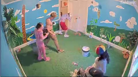 Laura gives JD a lapdance while Emma throws MILK VOMIT on them, and James fighting Blue Hulk in the back. One of the NASTIEST things I've ever seen on Fishtank. #fishtanklive #fishtank